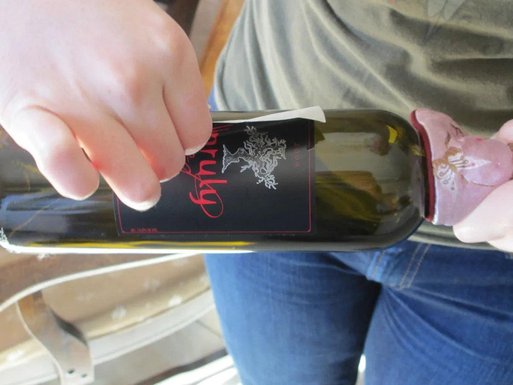 品酒達人必學 3大方法完整撕酒標