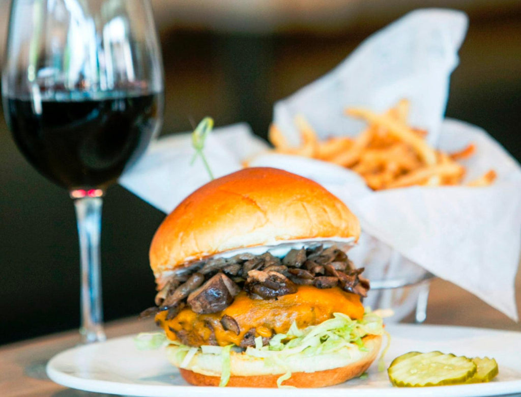 葡萄酒配漢堡包 味道超搭配!